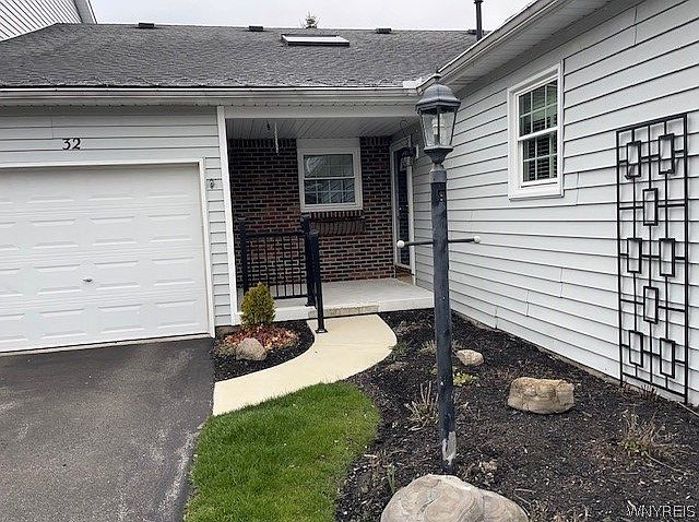 1st image of 32 Stepping Stone Ln