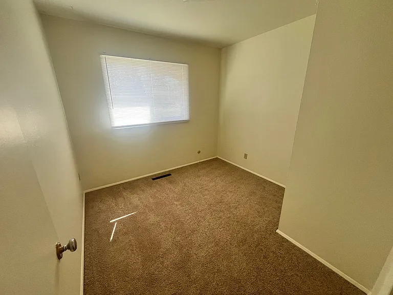 1702 Holmes Dr — Photo 5