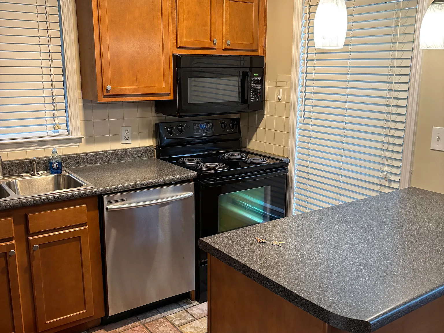 3 bed, 2.5 bath, 1400 sqft, $1,895 — Photo 2