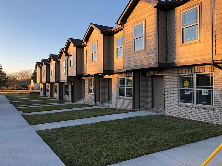 66 Bellvue Dr — Photo 2