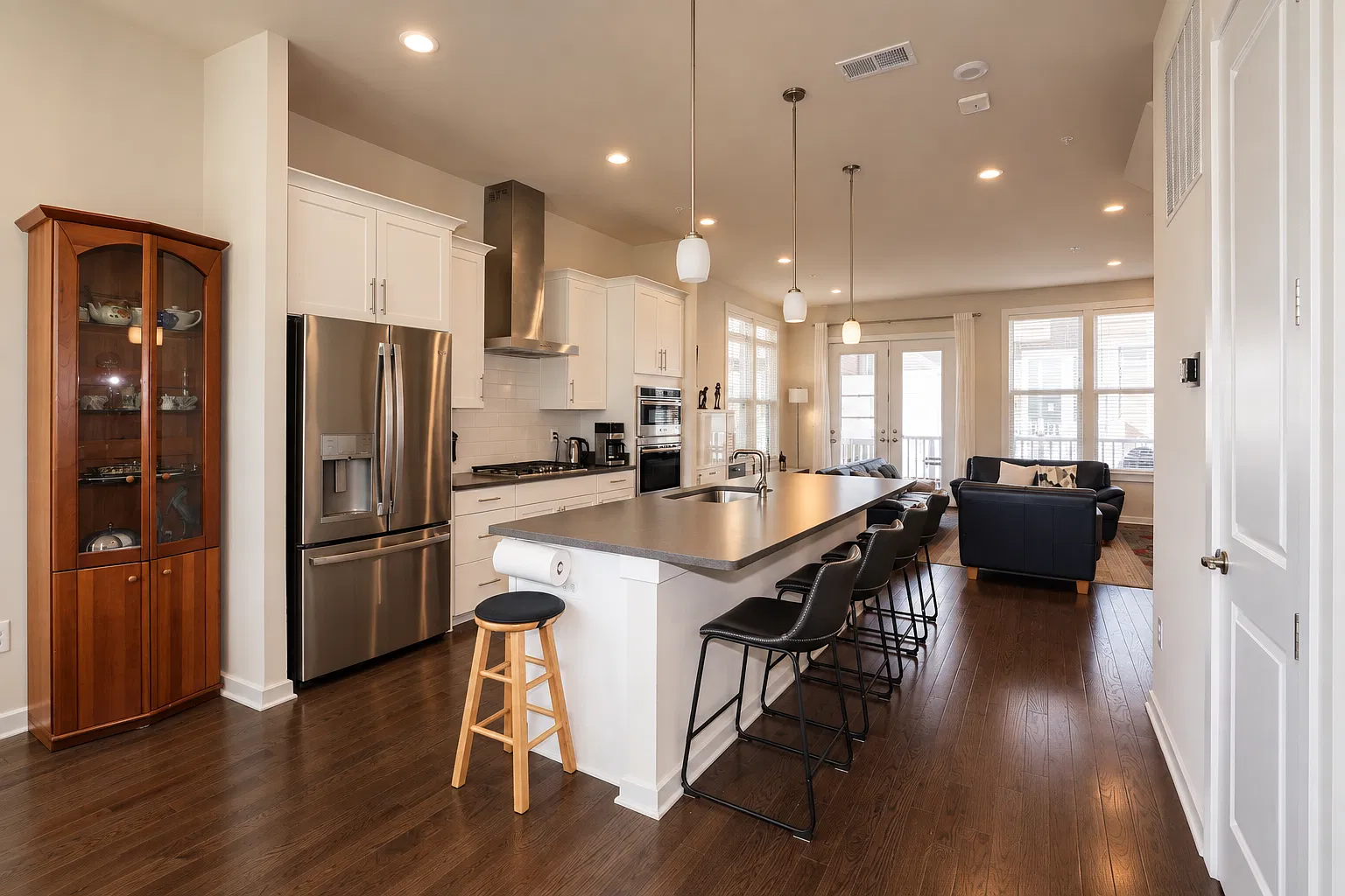 4 bed, 4.5 bath, 2514 sqft, $4,200 — Photo 2