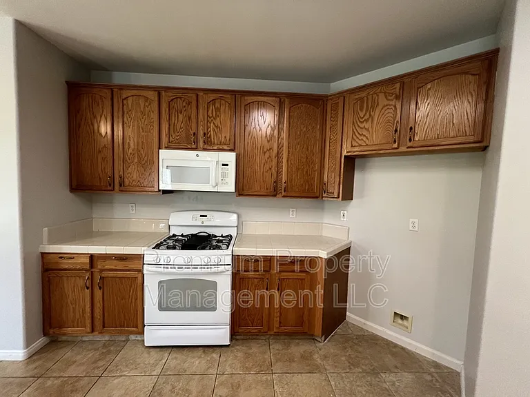 1003 Duxbury Ct — Photo 5