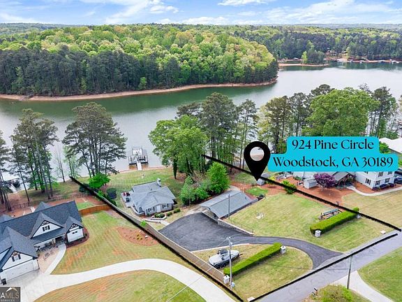 2nd image of 924 Pine Cir