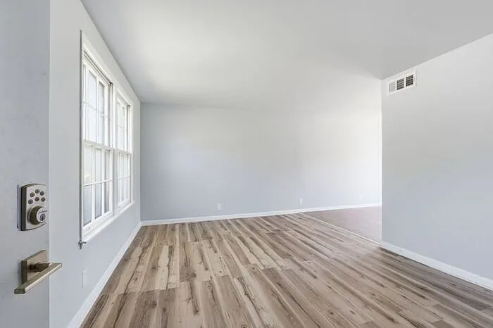 741 McPherson Dr — Photo 3