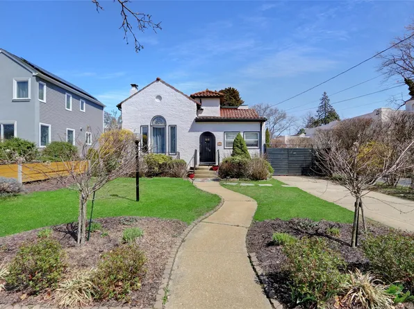 229 Wynsum Avenue, Merrick, NY 11566