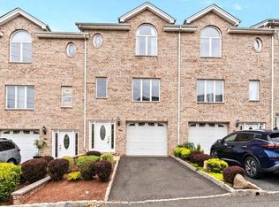 2 Hops Commons Ct, Secaucus, NJ 07094