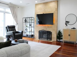 1877 N Winnebago Ave #1W, Chicago, IL 60647