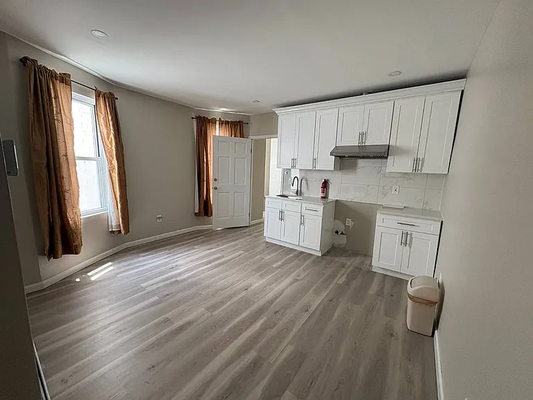 1765 W 9th St #2 — Photo 8