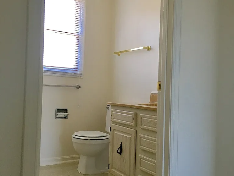 209 Surrey Ct — Photo 8