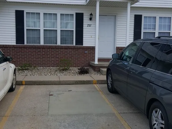 237 Crossing Dr, Normal, IL 61761