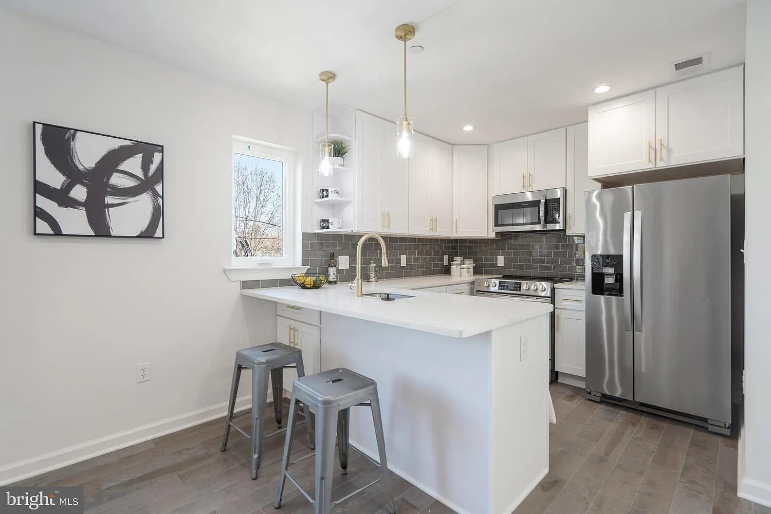 2 bed, 980 sqft, $2,400 — Photo 2