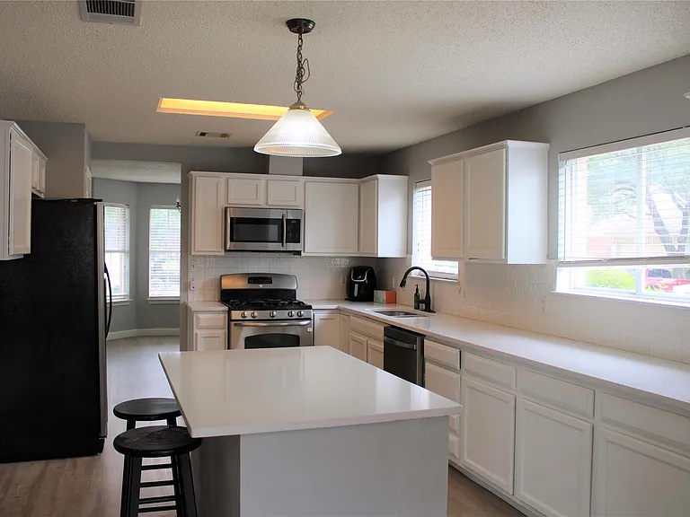 16205 Glorious Ln — Photo 6