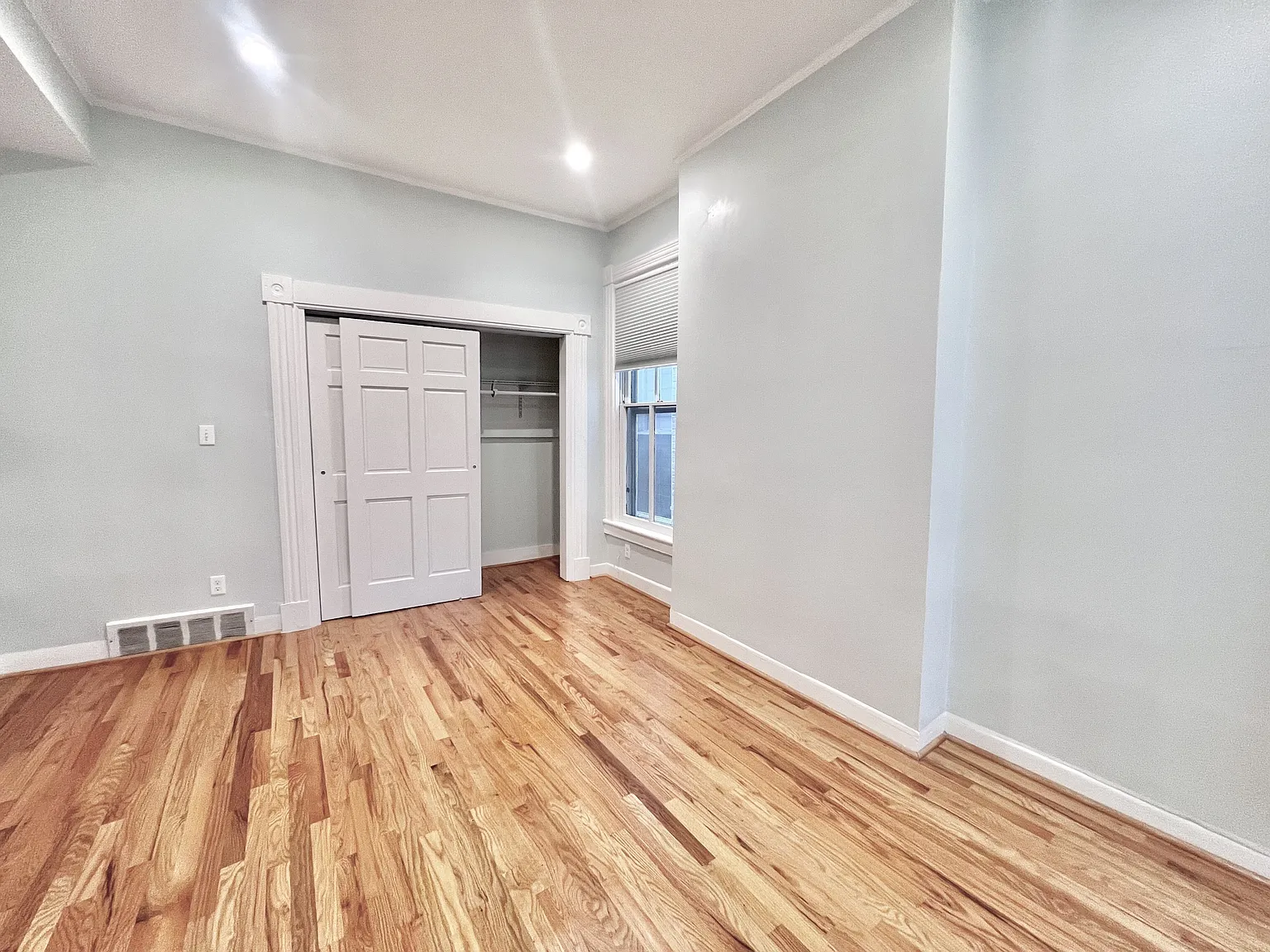 732 Yarmouth St — Photo 4