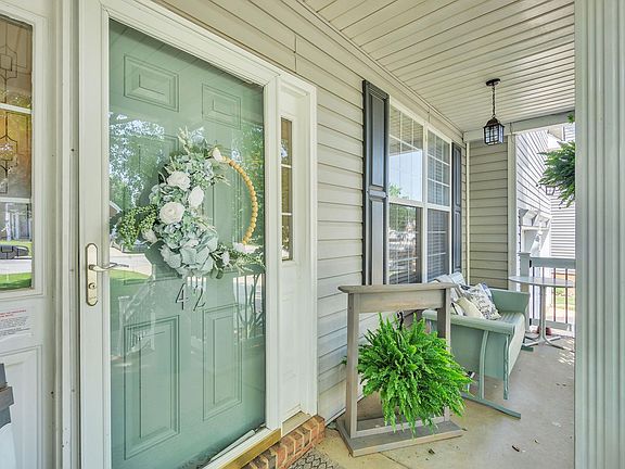 4th image of 42 Birkhall Cir