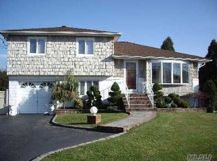 2499 S Seamans Neck Rd, Seaford, NY 11783