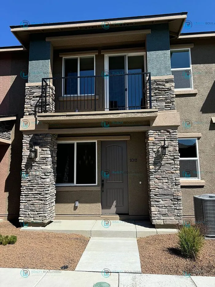 3 bed, 2.5 bath, 1732 sqft, $2,600 — Photo 2