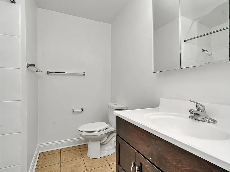Lakeside Village Apartments — Photo 44