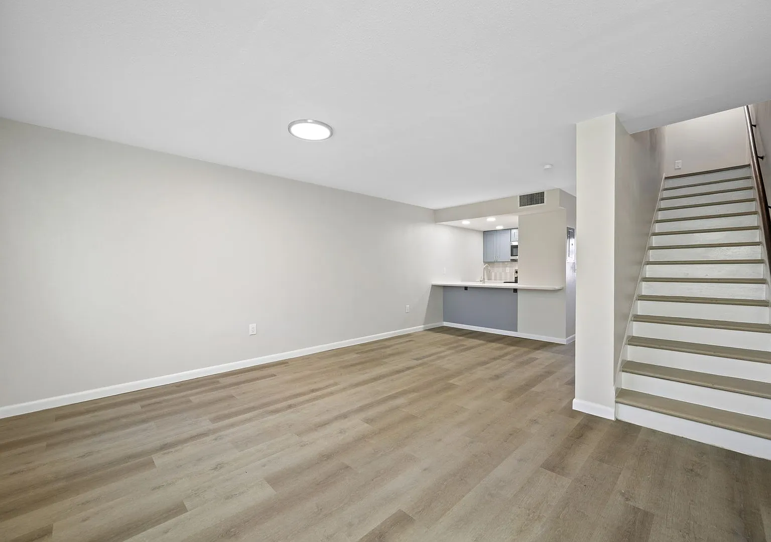 Fully Renovated Davis Islands! Townhouse-Style Apartments, Walk To Everything! — Photo 3