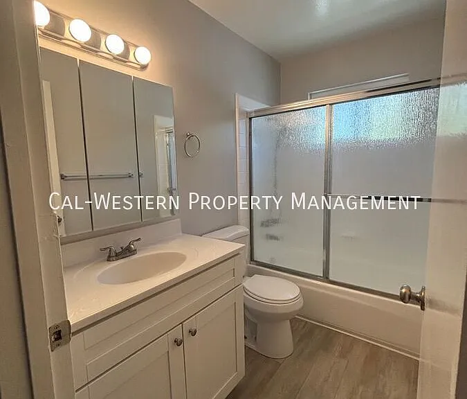 4230 Payne Ave — Photo 6