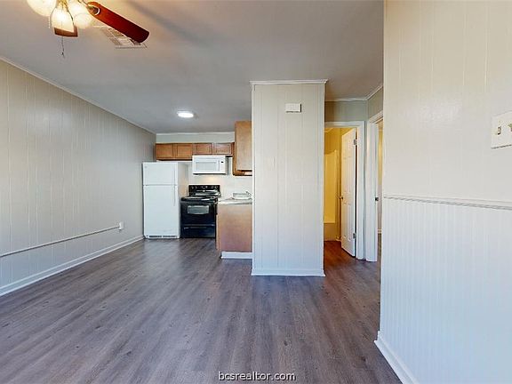 2nd image of 206 Lynn Dr APT B