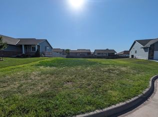 214 Springlake Ct, Newton, KS 67114