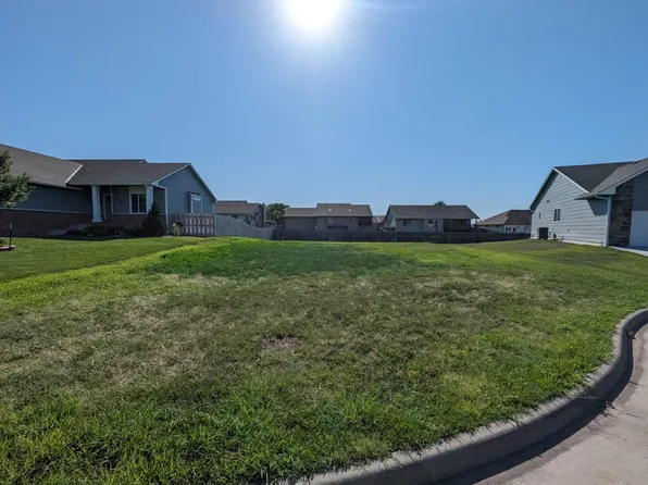 214 Springlake Ct, Newton, KS 67114