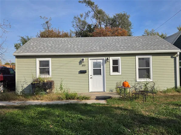 103 3rd Ave, Hiawatha, IA 52233
