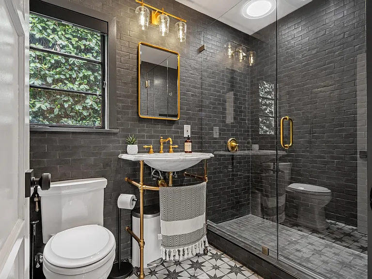 526 Victoria Ave — Photo 9
