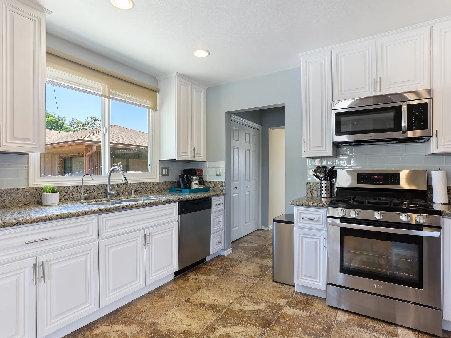 3 bed, 1123 sqft, $3,900 — Photo 1