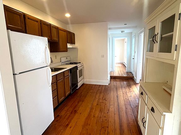 4th image of 137 High St APT 3