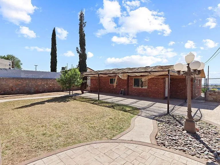 304 Carnival Dr — Photo 32