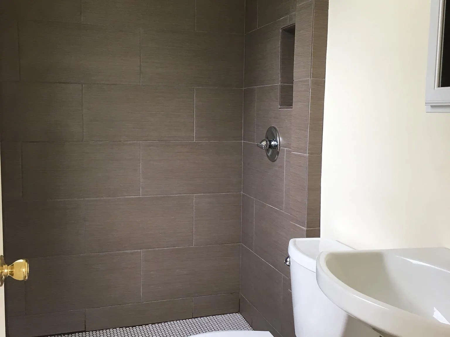 453 N Los Robles Ave — Photo 2