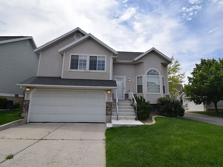 572 E Thatcher Way — Photo 1