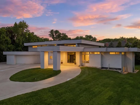 24696 Franklin Park Dr, Franklin, MI 48025