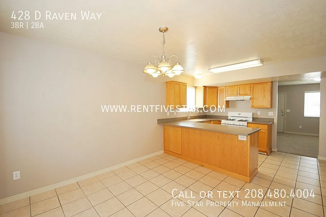 End Unit Townhome Available in Chubbuck! — Photo 4
