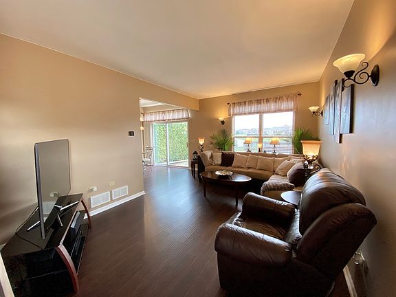5th image of 2776 Foxwood Dr
