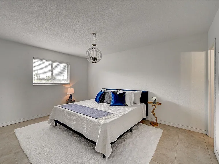 2020 NE 56th St #204 — Photo 11