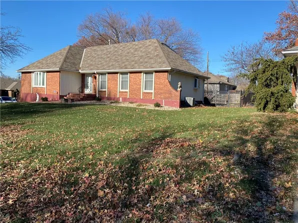 904 SE 5th St, Lees Summit, MO 64063