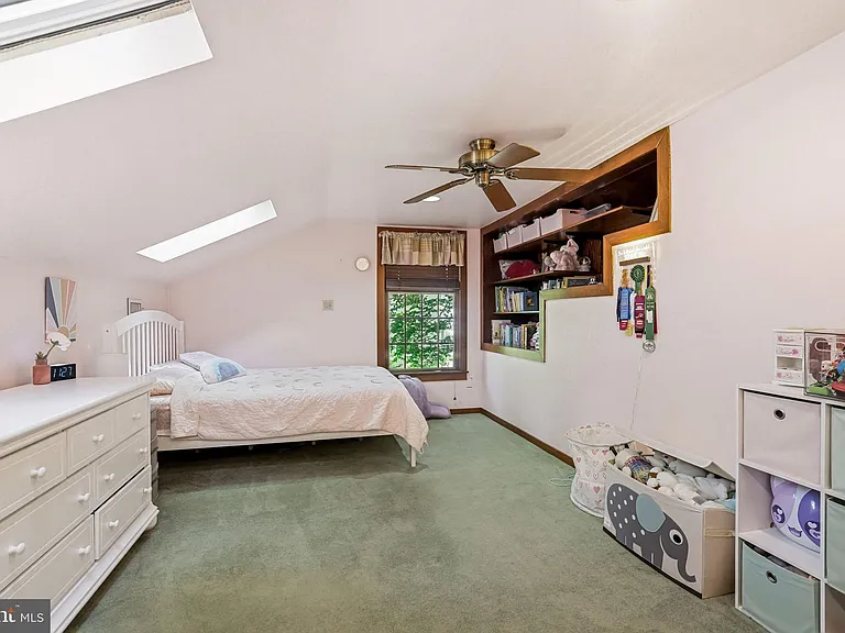 12 Hessian Way — Photo 40