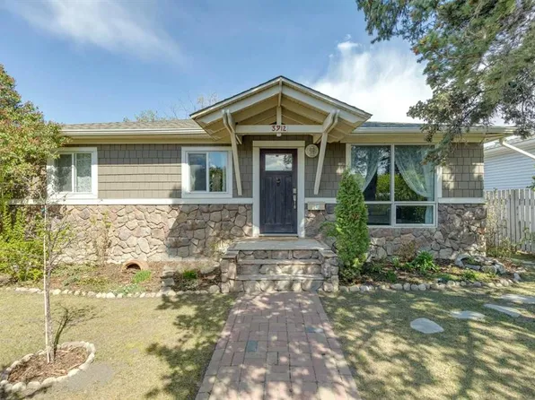 3912 W 77th St NW, Calgary, AB T3B 2N5