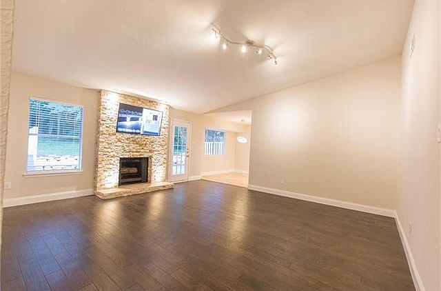 LV w/ Hand-scraped Hickory Hardwood and Travertine Fireplace (TV mount included)