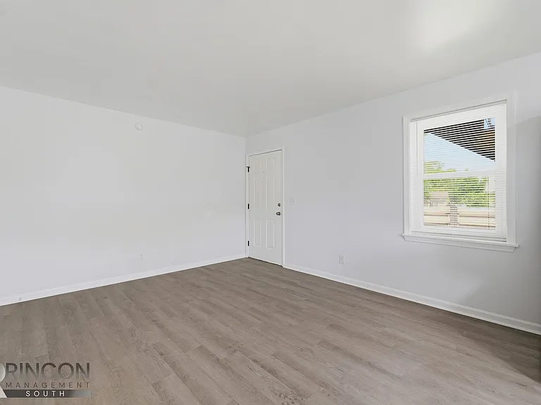 4025-4031 Bamberg Ave — Photo 8