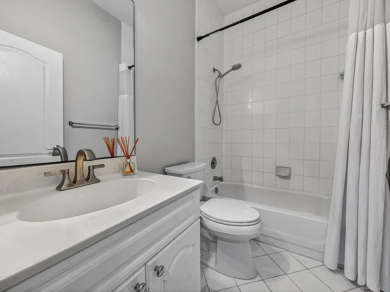 835 NE 17th Way — Photo 18