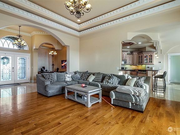 4th image of 480 Chrisview Court E