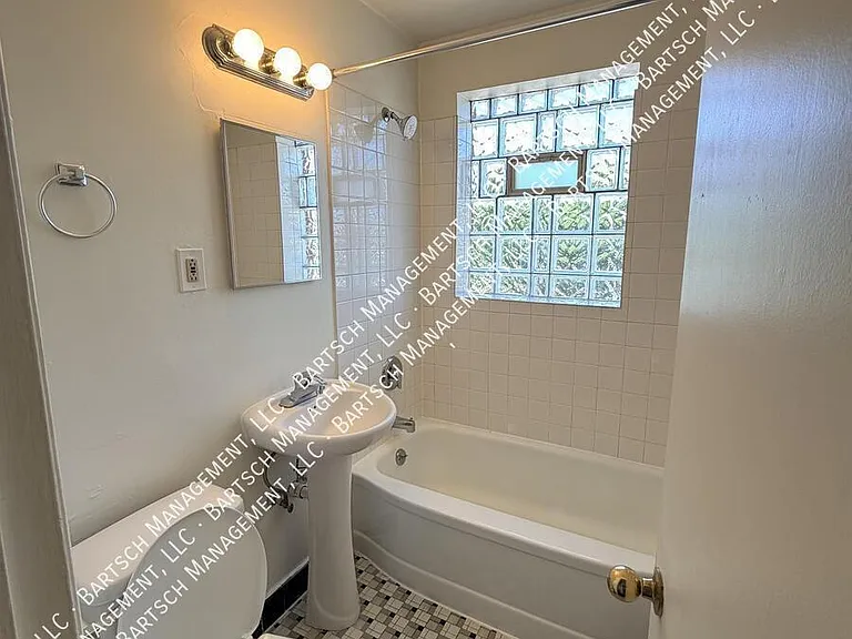 7833 W Becher St #18 — Photo 9
