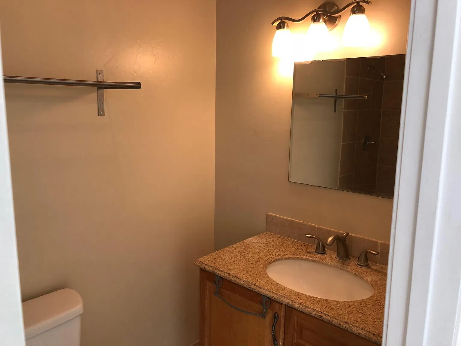 3 bed, 1135 sqft, $3,350 — Photo 3