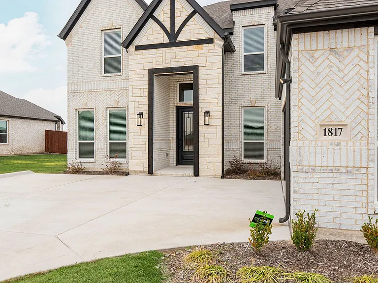 1817 Hidden Creek Dr — Photo 2