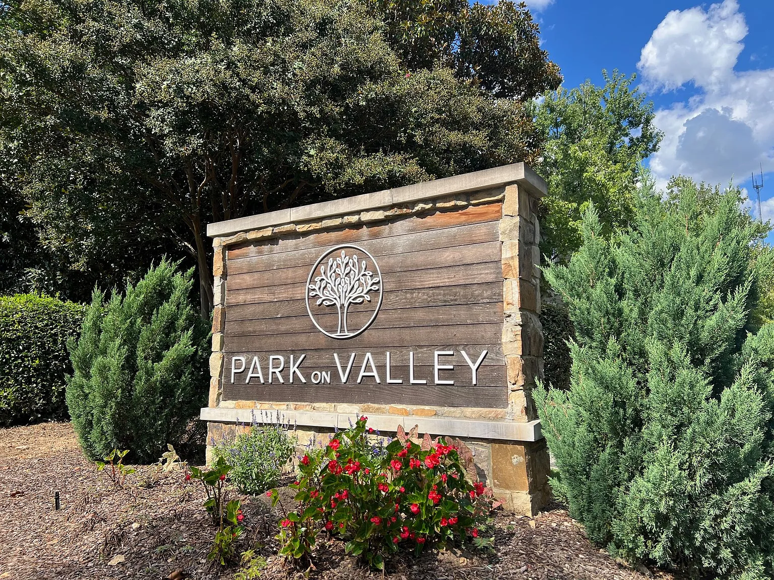Park On Valley — Photo 3