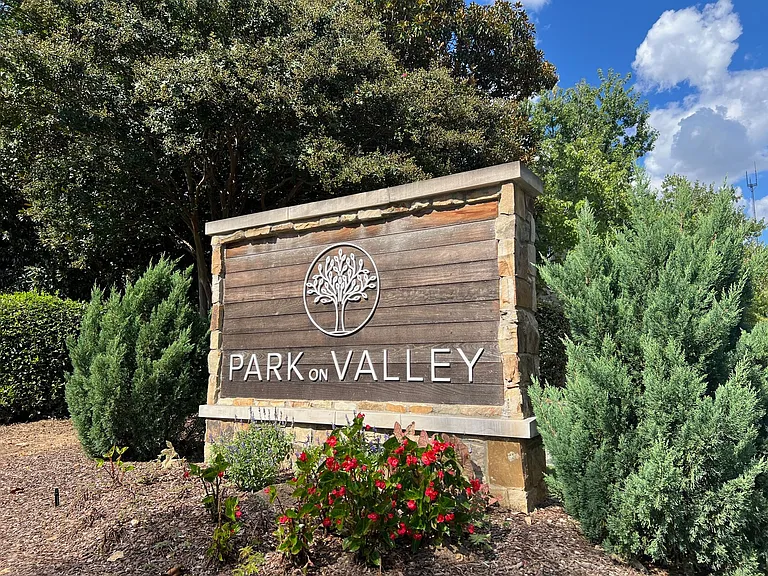 Park On Valley — Photo 3