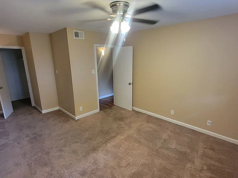 Highlands 2 bedroom apartment walking distance to Bardstown Road. — Photo 15